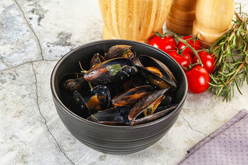 Tasty mussels in the bowl