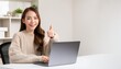 © ochikosan - ノートパソコンを使っている若いアジア人の女性がいいねをしてる。（A young Asian woman using a laptop gives a thumbs up.）