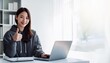 © ochikosan - ノートパソコンを使っている若いアジア人の女性がいいねをしてる。（A young Asian woman using a laptop gives a thumbs up.）