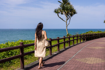 Poster - Travel woman walk along the seaside