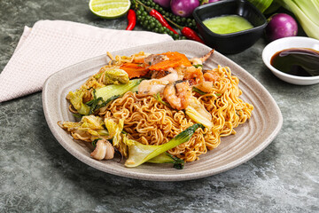 Wall Mural - Asian cuisine - Fried noodles with seafood