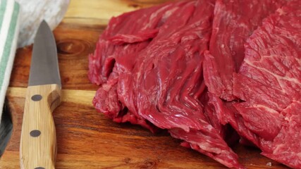 Poster - steaks de boeuf cru, en gros plan, sur une planche à découper