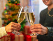 © MediaPro - Coupes de champagne pour Noël, trinquer en famille pour célébrer les fêtes de fin d'année