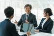 © buritora - 企業のオフィスで笑顔で会議・ミーティング・商談をするビジネスマン・ビジネスウーマン