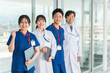 © buritora - 病院の屋上にいる男女の医師・医者・看護師・医療従事者・技師（4人）
