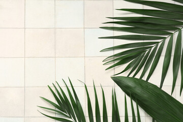 Poster - Green tropical leaves on white tile background