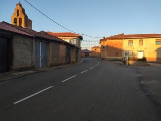 Balade touristique d'un village d'Espagne, sous de construction de terre cuite, environnement de campagne, pendant le début de soirée avec jeu d'ombre et d'éclairage du Soleil, détente culturelle