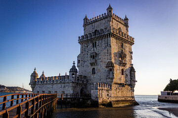 A Torre de Belém em Lisboa, Portugal, iluminada pela bela luz do pôr-do-sol.