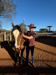 Wall Mural - homem  vaqueiro cowboy com cavalo marrom em fazenda 