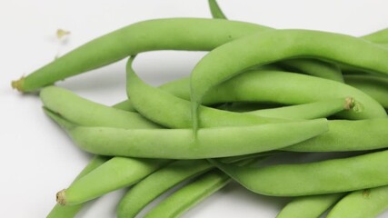 Poster - tas d'haricots verts crus, en gros plan, isolé sur un gros plan