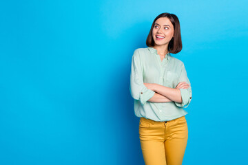 Wall Mural - photo of adorable woman with bob hairstyle dressed teal shirt arms folded look at promo empty space 