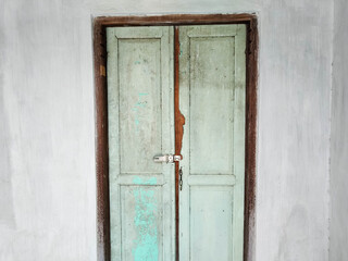 Old Door 1
View of an old door with white walls​Lihat detail