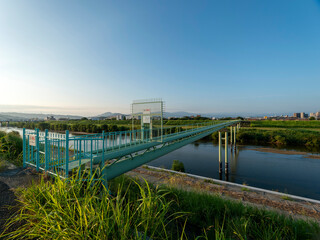 Canvas Print - 河川に架けられたガス管専用橋