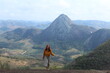 © carina furlanetto - mulher em frente a montanhas em Pancas, Espírito Santo