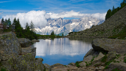 Spiegelsee in Österreich mit Dachstein-Massiv im Hintergrund