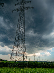 Poster - Regen und Gewitterwolken über Strommasten