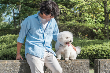 Canvas Print - 犬の散歩をする愛犬家の中高年男性・ドッグセラピー
