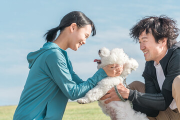 Canvas Print - 公園で犬と遊ぶ親子・犬の散歩・運動
