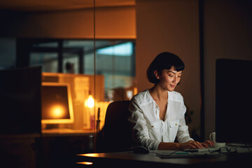 Aufkleber - Business, woman and typing at night in office for report deadline, assignment and press release timeline. Female journalist, working late and online in workplace for story submission and newsletter.