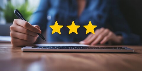 Leinwandbilder - Close-up of a customer review website with star ratings and written feedback, illustrating the impact of online reviews on business reputation