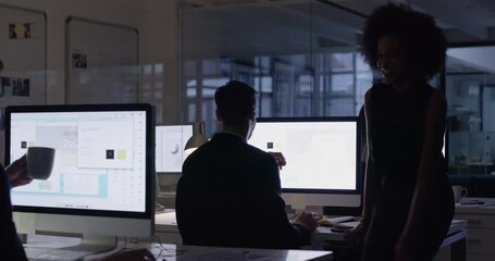 Leinwandbilder - Computer screen, night and designer teamwork, manager advice or training of creative project at marketing agency. People planning, collaboration or mentor feedback on business software in dark office