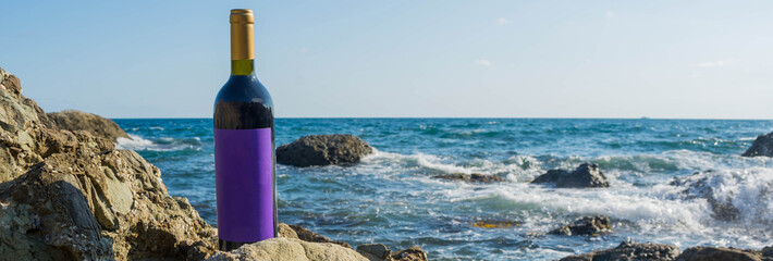 Canvas Print - Bottle of wine by the sea