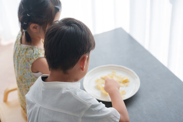 Wall Mural - お菓子のポテトチップスを食べる子供