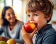 © Marc - Un niño mordiendo una crujiente manzana, junto a su famila