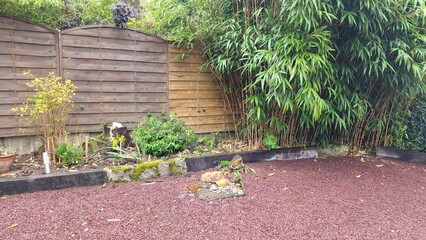 Jardinière de jardin avec panneaux de bois, en limite de la cour