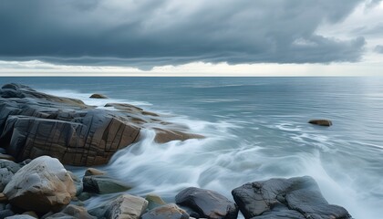 The rocks and waves on the coast meet, and the tranquil sea view is accompanied by dark clouds.