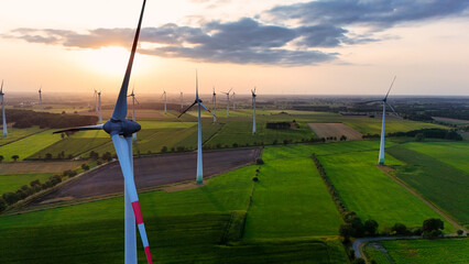 Windkraftanlagen im Sonnenuntergang alternative Energie