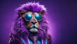 © Marta - león con pelo morado, vestido con traje morado brillante y gafas sobre fondo morado