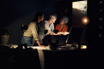 Aufkleber - Computer, women and discussion at night for business, project and brainstorming or research. Teamwork, designers and technology in office for planning, feedback and support for employee in company