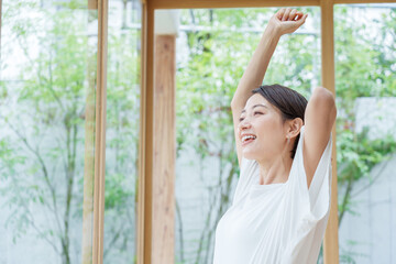 Poster - 自宅でストレッチをする女性