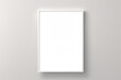© Fabian - リアルなフォトフレームのモックアップ。白い空白の壁に垂直の大きな A3、A4 フレームのモックアップ。シンプル、クリーン、モダン、ミニマルなポスター フレーム。垂直の白い額縁のモックアップ。国際用紙サイズ
