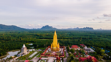 Wat Mahathat Wachiramongkol Former name (Wat Bang Tong) is located Krabi, a towering pagoda is beautiful, tourists are always watching In the evening, the sun sets.