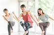 © buritora - スポーツジムでダンス・エアロビレッスンをする女性達