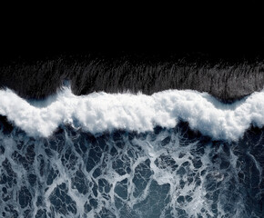 Poster - Eine Draufsicht auf das Meer, der dunkles Wasser, weißen Schaum, Strand