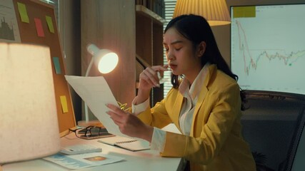 Aufkleber - young businesswoman analyzes documents at her desk. she is becoming increasingly frustrated with the