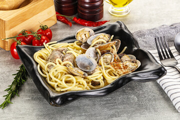 Canvas Print - Italian pasta - Spaghetti vongole with clams