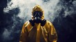 © David Giraud - Un homme portant une combinaison jaune et un masque à gaz sur fond sombre avec de la fumée.