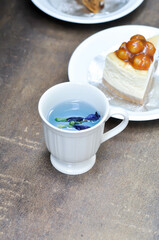 Wall Mural - butterfly pea tea and caramel macadamia cheesecake