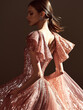 © www.freund-foto.de - Hübsche Frau in elegantem Rosa Gold Kleid mit Detailaufnahmen sinnlich posierend
