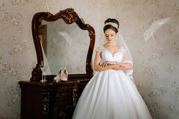 A woman in a white dress stands in front of a mirror