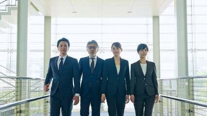 Aufkleber - ロビーを歩く幅広い世代のビジネスパーソンのグループ