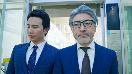 Fototapete - エレベーターに乗る二人のビジネスパーソン