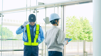 Poster - 入館者に挨拶する警備員