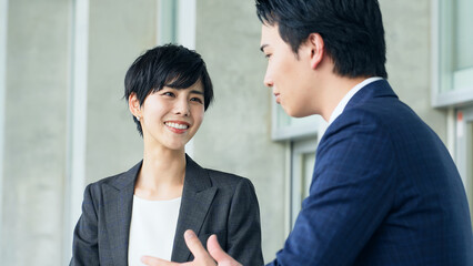 Poster - オフィスで会話するビジネスパーソン