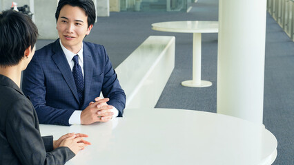 Poster - オフィスで会話するビジネスパーソン