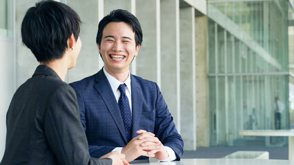 Poster - オフィスで会話するビジネスパーソン